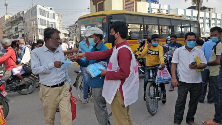 रेडक्रस सोसाईटी पर्साद्वारा घण्टाघरमा मास्क वितरण 