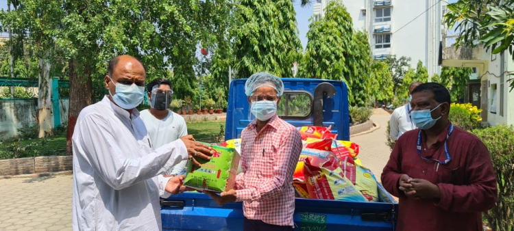 विपन्नलाई निःशुल्क भोजन गराउन वीरगन्ज महानगरद्वारा खाद्यान्न उपलब्ध गरायो 