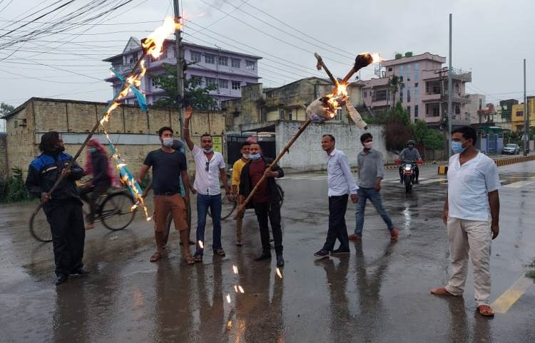 संयुक्त विद्यार्थी संगठनले राष्ट्रपति र प्रधानमन्त्रीको पुत्ला जलाए