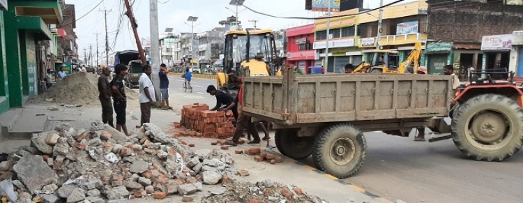 अनाधिकृत रुपमा राखिएका सामाग्री हटाउदै महानगर 