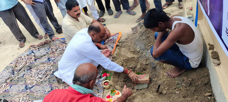 महानगर प्रमुखद्वारा वडा नम्बर ११ मा सडक ढलान तथा नाला निर्माणको शिलान्यास 