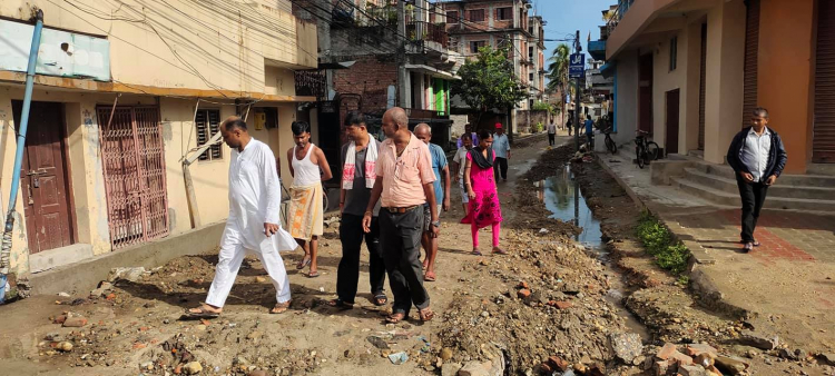 वडा नम्बर १२ मुर्लीमा निर्माण गर्न लागिएको ढलनालाको महानगर प्रमुख सरावगीद्वारा स्थलगत निरीक्षण 