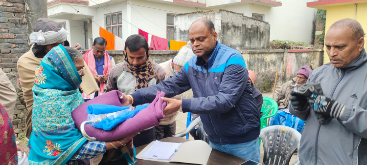 महानगर प्रमुख सरावगीद्वारा ज्येष्ठ नागरिकलाई न्यानो कपडा वितरण अभियान शुरु