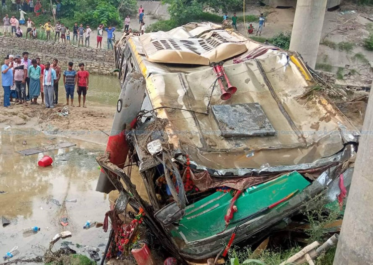 रोहिणी नदिमा भएको बस दुर्घटनामा ज्यान गुमाउनेहरुको पहिचान खुल्यो 