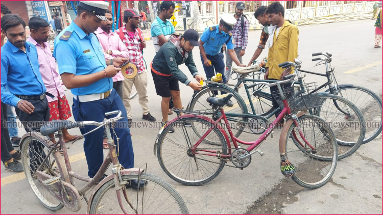 दुर्घटना न्यूनीकरणका लागि साईकलमा स्टिकर टाँस्दै ट्राफिक प्रहरी 