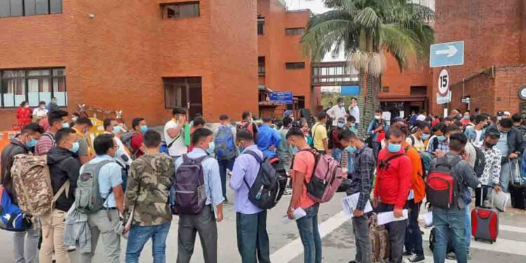 वैदेशिक रोजगारीमा जाने ९ प्रतिशत कम