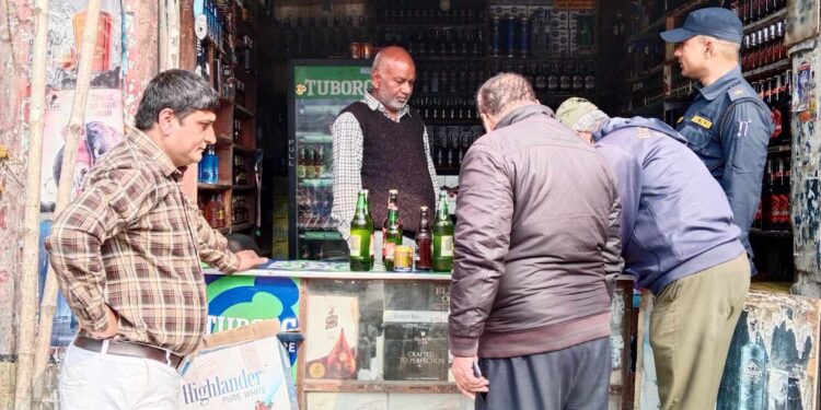 बजार अनुगमन टोलीद्वारा मदिरा पसलहरुमा अनुगमन, म्याद सकिएको वस्तुहरु बरामद