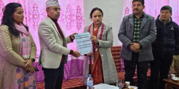 सन्चारमन्त्रीद्वारा भूकम्प प्रभावित क्षेत्रका पत्रकारलाई सहयोग हस्तान्तरण