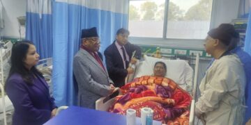 गृहमन्त्री श्रेष्ठलाई भेट्न प्रधानमन्त्री प्रचण्ड पुगे अस्पताल
