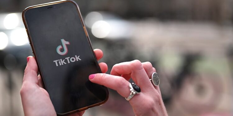 टिकटकले नेपालमा दर्ता हुन पठायो इमेल