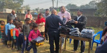 वीरगन्ज वडा नम्बर २५ का वडा अध्यक्ष चतुवेर्दीले बाडे विद्यार्थीलाई ब्याग  र ट्रयाकसुट