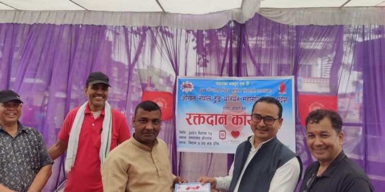 मजदुर दिवसको अवसरमा आयोजित रक्तदानमा दुई महिला सहित ६१ जनाद्वारा रक्तदान
