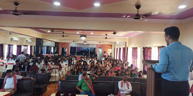 वीरगन्ज कलेजका कक्षा १२ का विद्यार्थीहरुको बिदाई, असल नेतृत्वको लागि असल आचरण बनाउन राज्यमन्त्री अन्सारीको सुझाब