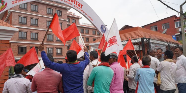 प्रभु साह नेतृत्वको (आजपा) द्वारा पाचौं दिनपनि भन्सार विभागमा घेराऊ
