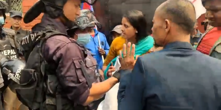 भन्सार विभाग अगाडि प्रदर्शनका क्रममा प्रभु साहका दर्जन कार्यकर्ता पक्राउ