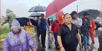 मुसलधारे पानीमा भिजेर विरुवा रोप्दै मेयर सिंह