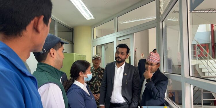 खानेपानी मन्त्री यादवद्वारा मन्त्रालय र विभागमा छड्के अनुगमन, १३ जना कर्मचारी अनुपस्थित