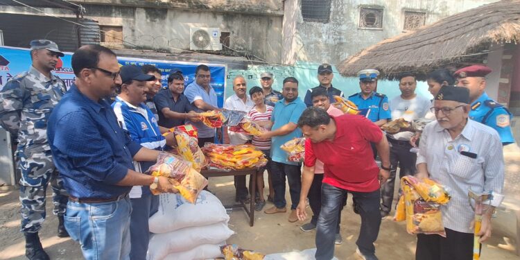 रुंगटा वेलफेयर सोसाईटीको सहयोगमा छठ पर्वका लागि सामग्री वितरण