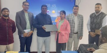 एपेक्स म्यानेजमेण्ट कलेजद्वारा विद्यार्थीलाई ल्यापटप वितरण
