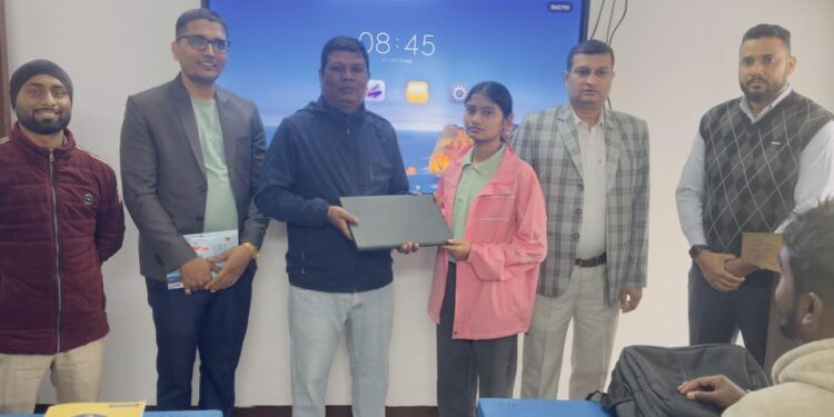 एपेक्स म्यानेजमेण्ट कलेजद्वारा विद्यार्थीलाई ल्यापटप वितरण