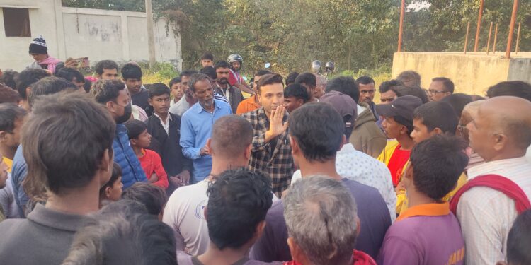 सौराहा टोलमा स्यालको आक्रमणले १० भन्दा बढी व्यक्ति घाइते, कारखानाको लापरवाहीले स्थानीयमा आक्रोश