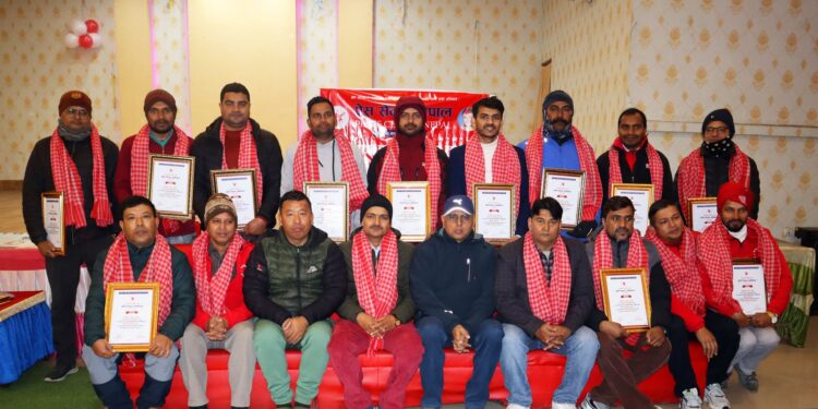 प्रेस सेन्टर पर्सामा नवनिर्वाचित पदाधिकारी तथा सदस्यहरुलाई प्रमाणपत्र वितरण