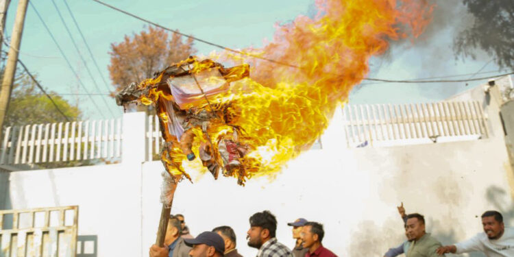 कुलमानलाई हटाएको विरोधमा ऊर्जामन्त्रीको पुत्लादहन