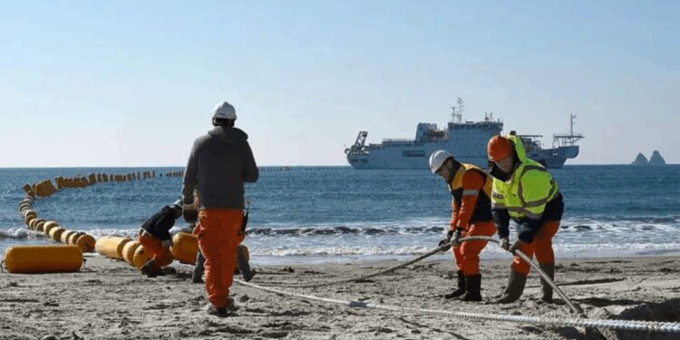 कसरी बिच्छ्याइन्छ समुद्रमुनि इन्टरनेट केबल ?