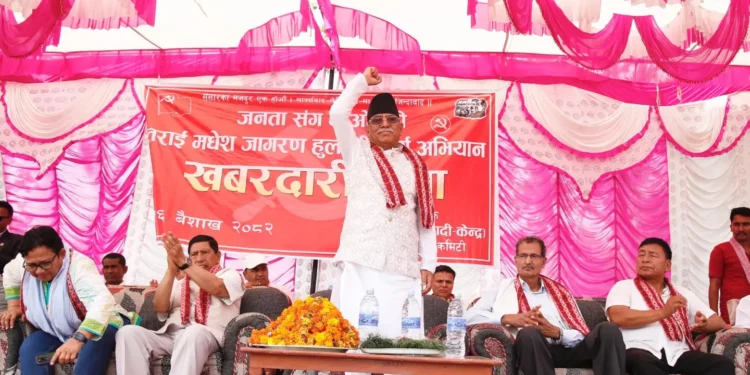 टीकापुरमा दर्जनौं नेता कार्यकर्ता माओवादी केन्द्रमा प्रवेश, प्रचण्डद्वारा स्वागत