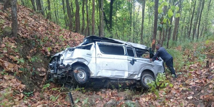 मकवानपुरगढीमा माइक्रो बस दुर्घटना, दुईको मृत्यु, १४ घाइते