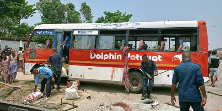 सप्तरीमा बस दुर्घटना, दुईको मृत्यु, २४ घाइते