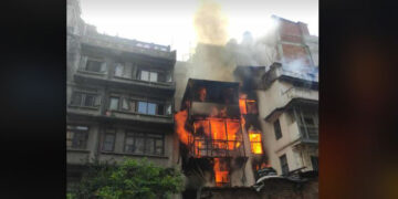 काठमाडौंको मखन गल्लीमा भीषण आगलागी, ६ दमकल परिचालन