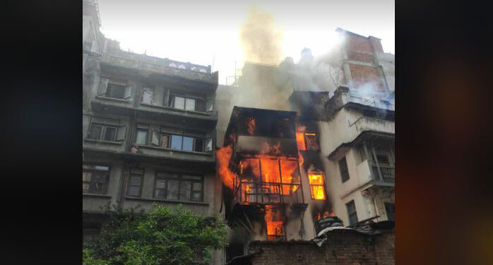 काठमाडौंको मखन गल्लीमा भीषण आगलागी, ६ दमकल परिचालन