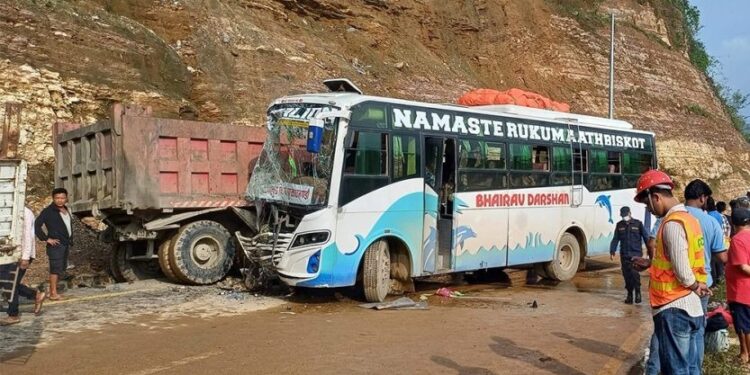 तनहुँको डुम्रेमा बस र टिपर ठोक्किँदा सात घाइते, एकको अवस्था गम्भीर