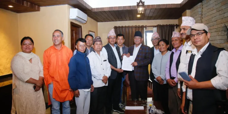 कास्कीमा प्रचण्डलाई पाँच वामपन्थी समाजवादी दलको संयुक्त ज्ञापनपत्र