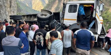 मुग्लिन-नारायणगढ सडक अवरुद्ध, तुईनखोलामा कोइला लोड ट्रक पल्टियो