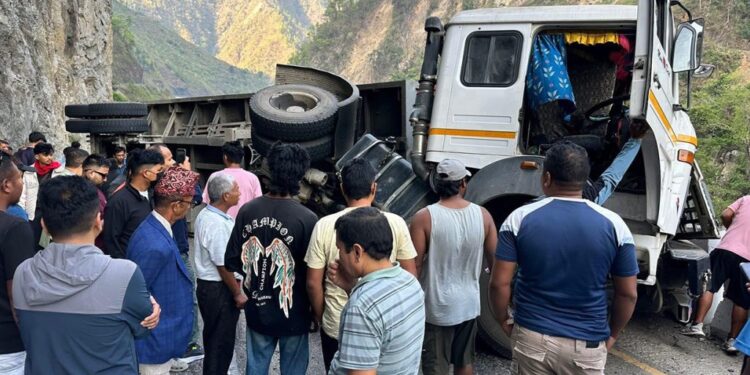 मुग्लिन-नारायणगढ सडक अवरुद्ध, तुईनखोलामा कोइला लोड ट्रक पल्टियो