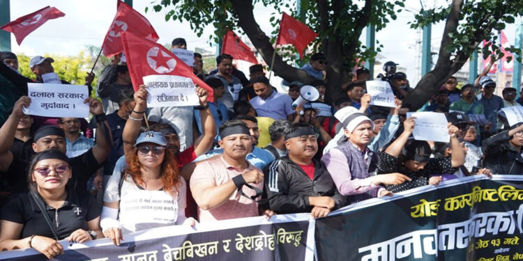 गृहमन्त्री लेखकको राजीनामा माग गर्दै सडकमा प्रदर्शन, संसद अवरुद्ध