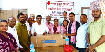 वीरगन्ज वडा नम्बर ३ का वडा अध्यक्ष स्वर्णकारद्वारा रक्तसञ्चार केन्द्रलाई एसी हस्तान्तरण