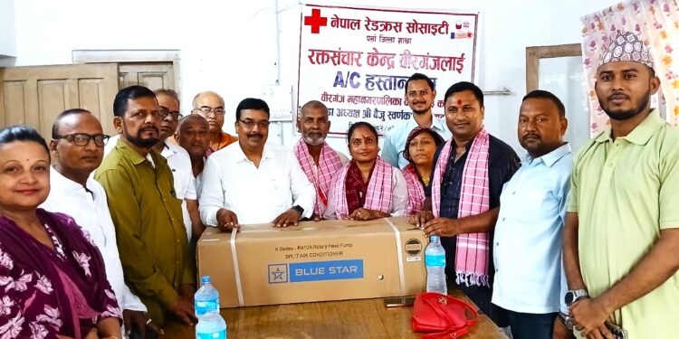 वीरगन्ज वडा नम्बर ३ का वडा अध्यक्ष स्वर्णकारद्वारा रक्तसञ्चार केन्द्रलाई एसी हस्तान्तरण