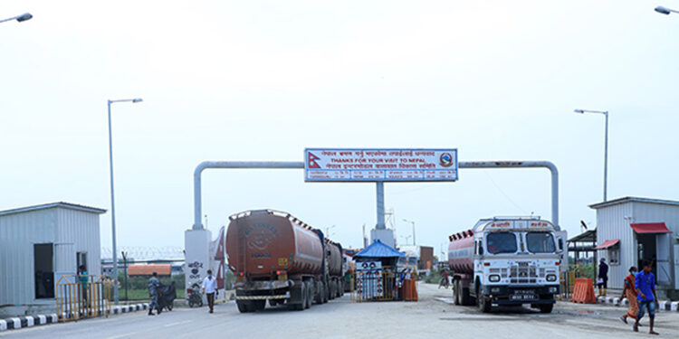 वीरगञ्ज भन्सारमा पेट्रोलियम आयात घट्दा पनि राजस्व बढ्यो
