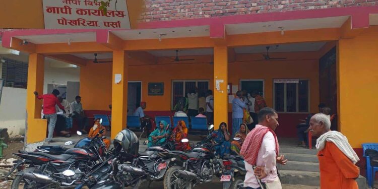 पोखरिया नापी कार्यालय प्रमुख पाण्डे र सर्वेक्षक साहको कमाउ धन्दा, एउटै दस्तुरमा दुईवटा रसिद काटेर राजस्व अपचलन गर्दै