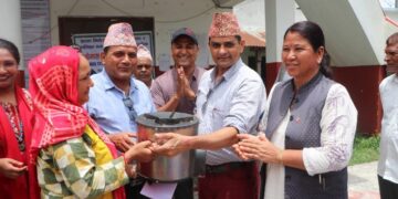 सौराहाको सपना भिलेजद्वारा कालिकाका विपन्नलाई सुधारिएको चुलो वितरण