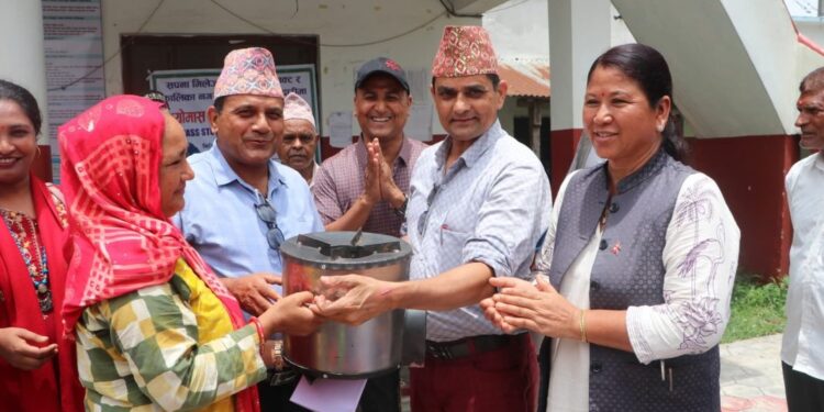 सौराहाको सपना भिलेजद्वारा कालिकाका विपन्नलाई सुधारिएको चुलो वितरण