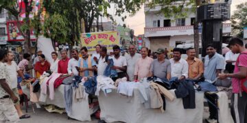 वीरगन्ज कपडा बैंकद्वारा घण्टाघरमा नि:शुल्क कपडा वितरण