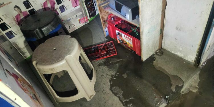 मोबाईल पसलमा एक्साईड ब्याट्री पड्कियो, ठूलो दुर्घटना हुनबाट बच्यो