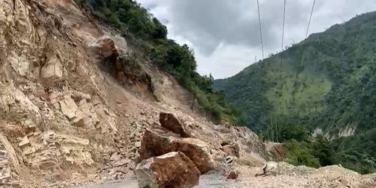 अरनिको राजमार्गमा ठूलो पहिरो, यातायात ठप्प