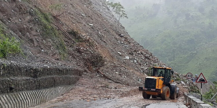 अविरल वर्षाले रोल्पा र दैलेखका दुई प्रमुख सडक अवरुद्ध