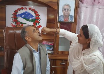 बाराका प्रजिअ पौडेल र प्रहरी उपरीक्षक तामाङ सहितले हैजा विरुद्धको खोप लिए