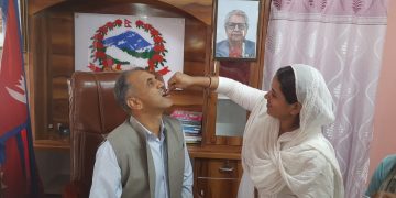 बाराका प्रजिअ पौडेल र प्रहरी उपरीक्षक तामाङ सहितले हैजा विरुद्धको खोप लिए